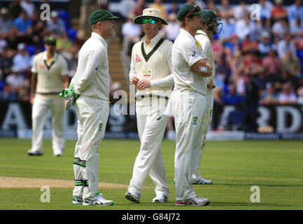 Der australische Kapitän Michael Clarke spricht mit dem australischen Wicketkeeper Brad Haddin und Slip-Fielder Shane Watson während des ersten Investec Ashes Tests im SWALEC Stadium, Cardiff. Stockfoto