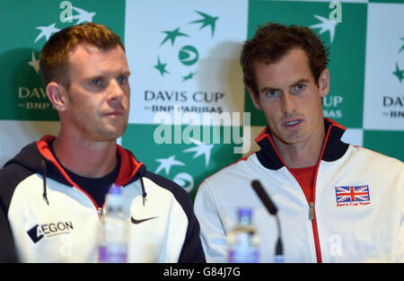 Der Großbritanniens Andy Murray (rechts) und Kapitän Leon Smith während einer Pressekonferenz vor dem britischen Davis-Cup-Spiel gegen Frankreich im Queen's Club, London. Stockfoto