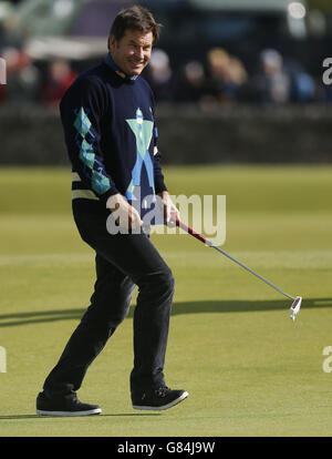 Golf - The Open Championship 2015 - Praxis Tag Vier - St Andrews. Der englische Sir Nick Faldo reagiert während der Champions Challenge in St. Andrews, Fife, auf das erste Grün. Stockfoto