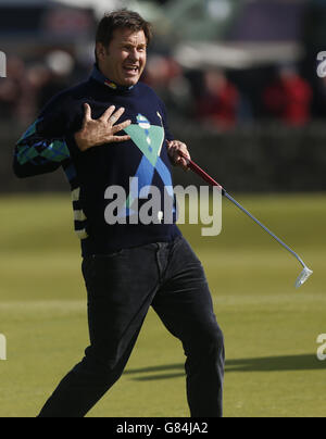 Der englische Sir Nick Faldo reagiert während der Champions Challenge in St. Andrews, Fife, auf das erste Grün. Stockfoto