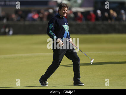 Golf - The Open Championship 2015 - Praxis Tag Vier - St Andrews. Der englische Sir Nick Faldo reagiert während der Champions Challenge in St. Andrews, Fife, auf das erste Grün. Stockfoto