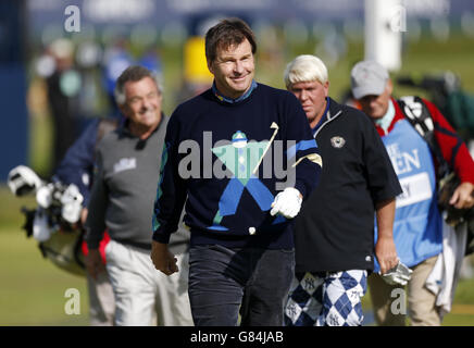 Golf - The Open Championship 2015 - Praxis Tag Vier - St Andrews. Der englische Sir Nick Faldo reagiert beim zweiten Abschlag während der Champions Challenge in St. Andrews, Fife. Stockfoto