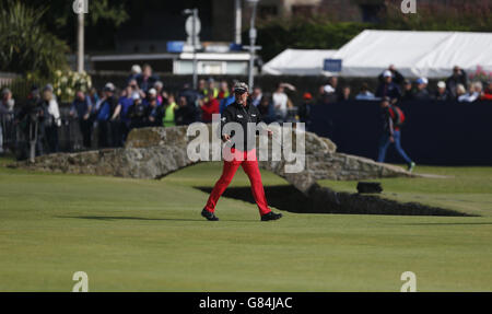 Darren Clarke aus Nordirland auf dem 1. Fairway während der Champions Challenge in St Andrews, Fife. Stockfoto