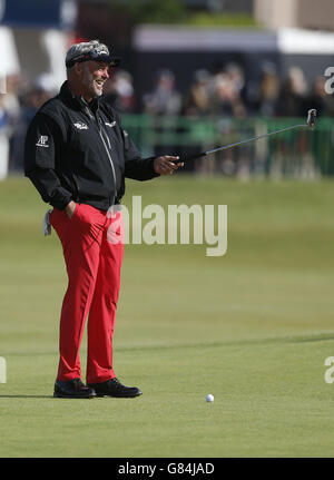 Darren Clarke aus Nordirland auf dem 1. Fairway während der Champions Challenge in St Andrews, Fife. Stockfoto