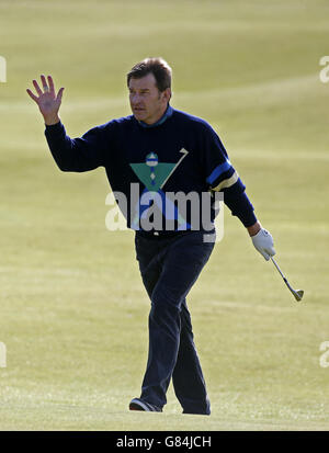 Der englische Sir Nick Faldo würdigt die Menge am 18. Während der Champions Challenge in St. Andrews, Fife. Stockfoto