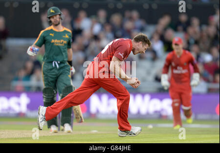 Cricket - NatWest t20 Blast - Northern Division - Lancashire / Nottinghamshire - Emirates Old Trafford. James Faulkner von Lancashire Lightning feiert die Einnahme des Wickels von Nottinghamshire Outlaws Daniel Christian (links) Stockfoto