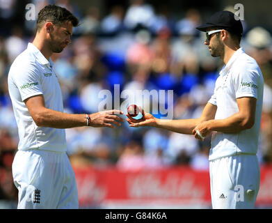 Der englische Schlagmann James Anderson (links) holt dem englischen Bowler Mark Wood beim ersten Investec Ashes Test im SWALEC Stadium, Cardiff, den neuen Ball ab. Stockfoto