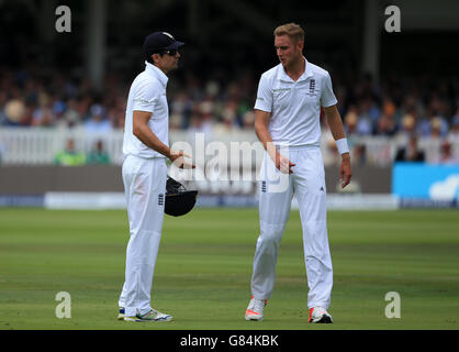 Cricket - Zweiter Investec Ashes Test - England gegen Australien - Tag eins - Lord's. Der englische Kapitän Alastair Cook (links) spricht mit seinem Teamkollegen Stuart Broad während des zweiten Investec Ashes Tests bei Lord's, London. Stockfoto