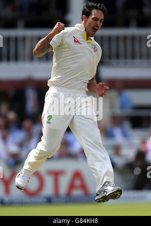 Australien Bowler Mitchell Johnson feiert das Wicket des englischen Batsman Alastair Cook für 11 während des vierten Tages des zweiten Investec Ashes Tests in Lord's, London. Stockfoto