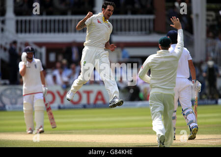 Australien Bowler Mitchell Johnson feiert das Wicket des englischen Batsman Alastair Cook für 11 während des vierten Tages des zweiten Investec Ashes Tests in Lord's, London. Stockfoto