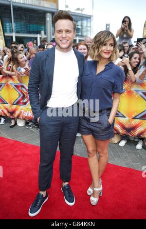 Olly Murs und Caroline Flack kommen für die X Factor Auditions in der SSE Arena, Wembley, London. Stockfoto