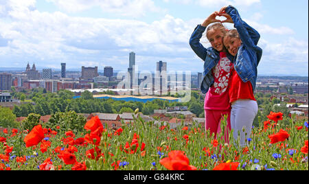 Maisy Byrne, 10 (links) und Lulu Byrne 7, stehen unter den Tausenden von wilden Blumen, die in 'Wild Streets' gepflanzt wurden, um an den Abriss eines der am dichtesten besiedelten Arbeiterviertel Großbritanniens zu erinnern, Everton Park, Liverpool, Während die Grow Wild-Kampagne Menschen und Gemeinschaften zusammenbringt, um einheimische Blumen in Großbritannien zu säen, anzubauen und zu unterstützen. Stockfoto