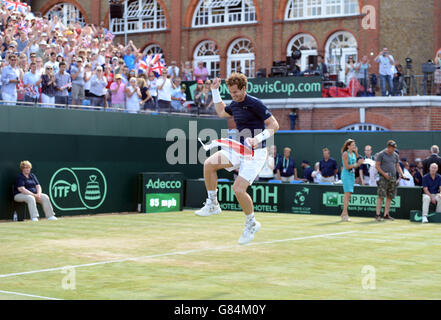 Der britische Andy Murray feiert seinen Sieg am dritten Tag des Davis Cup Quarter Finals zwischen Großbritannien und Frankreich im Queen's Club, London. Stockfoto