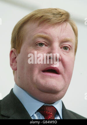 Allgemeiner Wahlkampf 2005 - Liberaldemokratische Morgenpressekonferenz. Anführer Charles Kennedy hält eine Rede. Stockfoto