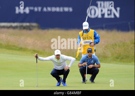 Der Engländer Ross Fisher und der US-Amerikaner Cameron Tringale (rechts) stellen sich am fünften Tag der Open Championship 2015 in St. Andrews, Fife, auf den 2. Green. Stockfoto