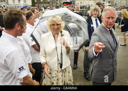 Der Prinz von Wales und die Herzogin von Cornwall sprechen mit Mitgliedern der RNLI in Padstow, während sie den kornischen Fischereihafen besuchen. Stockfoto