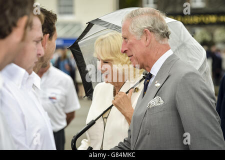 Der Prinz von Wales und die Herzogin von Cornwall sprechen mit Mitgliedern der RNLI in Padstow, während sie den kornischen Fischereihafen besuchen. Stockfoto