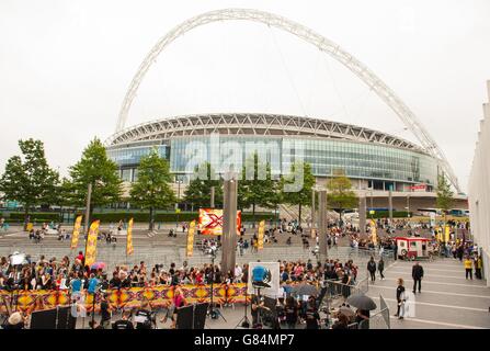 Mitglieder der Öffentlichkeit warten vor der SSE Wembley Arena, London, wo die Londoner Vorsingen für den X Factor 2015 stattfinden. Stockfoto