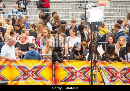 Mitglieder der Öffentlichkeit warten vor der SSE Wembley Arena, London, wo die Londoner Vorsingen für den X Factor 2015 stattfinden. Stockfoto