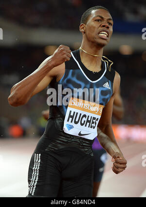 Der britische Zharnel Hughes feiert den Sieg beim 200-m-Finale der Männer am ersten Tag der Sainsbury's Anniversary Games im Stadion im Queen Elizabeth Olympic Park, London. Stockfoto