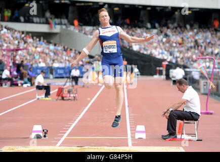 Der britische Greg Rutherford beim Men's Long Jump am zweiten Tag der Spiele zum Jubiläum von Sainsbury im Stadion des Queen Elizabeth Olympic Park, London. Stockfoto