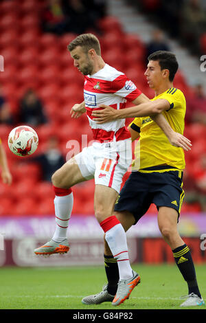 Fußball - vor der Saison freundlich - Doncaster Rovers gegen Middlesbrough - Keepmoat Stadion. Doncaster Rovers Andy Williams hält Daniel Ayala aus Middlesbrough zurück Stockfoto