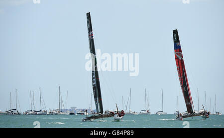 Das Land Rover BAR-Team lief unter der Leitung von Sir Ben Ainslie (links) im Einsatz gegen das Emirates Team New Zealand beim ersten Rennen am dritten Tag des Americas Cup in Portsmouth, Großbritannien Stockfoto