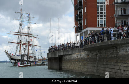 Die Zuschauer beobachten, wie die Boote vor dem ersten Rennen am dritten Tag des Americas Cup in Portsmouth, Großbritannien, aus dem Hafen fahren Stockfoto