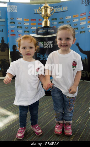 Jessica Stanley, zwei Jahre alt, und Katie Stanley, drei Jahre alt, beim Webb Ellis Cup während eines Besuchs im National Football Museum in Manchester im Rahmen der 100-tägigen Rugby World Cup Trophy Tour of the UK & amp; Ireland. Stockfoto