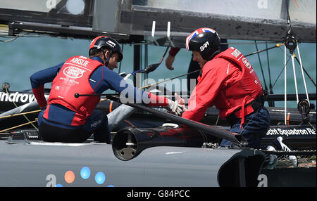 Der Land Rover BARSKIPPER Sir Ben Ainslie (links) feiert mit Sir Charles Dunstone, CVO und Gründungsaktionär und Vorsitzender VON BAR, nachdem er das erste Rennen am dritten Tag des Americas Cup in Portsmouth, Großbritannien, gewonnen hat Stockfoto