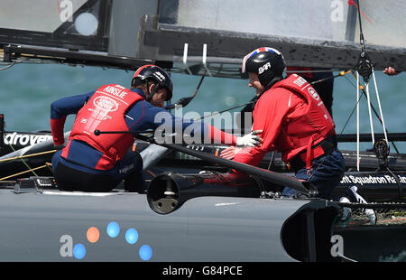 Der Land Rover BARSKIPPER Sir Ben Ainslie (links) feiert mit Sir Charles Dunstone, CVO und Gründungsaktionär und Vorsitzender VON BAR, nachdem er das erste Rennen am dritten Tag des Americas Cup in Portsmouth, Großbritannien, gewonnen hat Stockfoto