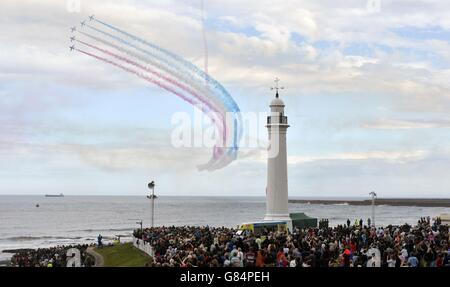 Sunderland International Airshow. Die roten Pfeile zeigen eine Anzeige während der Sunderland International Airshow in Seaburn, Sunderland. Stockfoto