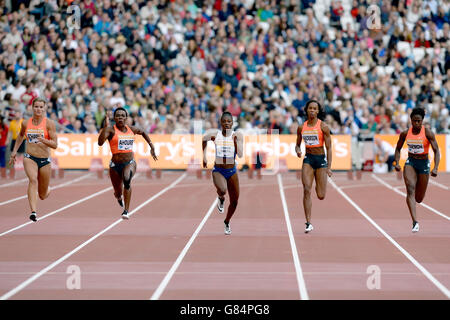 Die britische Dina Asher Smith (Mitte) in den Frauen-100m am zweiten Tag der Sainsbury's Anniversary Games im Stadion im Queen Elizabeth Olympic Park, London. Stockfoto