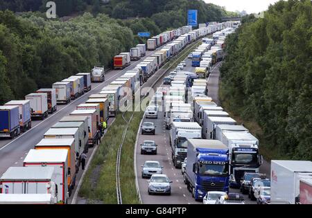 Lastwagen standen im Rahmen der Operation Stack entlang der Nord- und Südstraßen der M20 in Ashford, Kent, nach einem Tod von Migranten beim jüngsten Einfall auf den Kanaltunnel in Calais in Warteschlange. Stockfoto