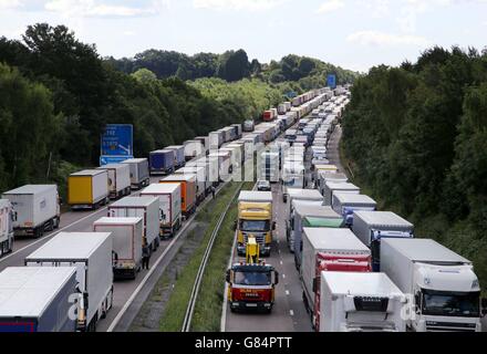 Lastwagen standen im Rahmen der Operation Stack entlang der Nord- und Südstraßen der M20 in Ashford, Kent, nach einem Tod von Migranten beim jüngsten Einfall auf den Kanaltunnel in Calais in Warteschlange. Stockfoto