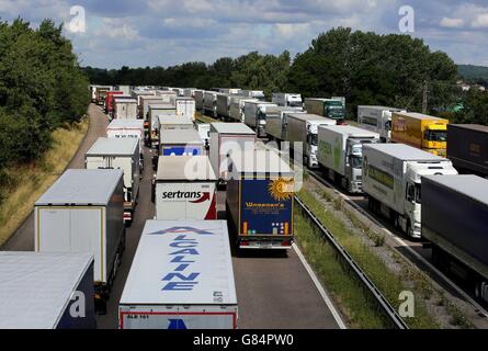 Lastwagen standen im Rahmen der Operation Stack entlang der Nord- und Südstraßen der M20 in Ashford, Kent, nach einem Tod von Migranten beim jüngsten Einfall auf den Kanaltunnel in Calais in Warteschlange. Stockfoto