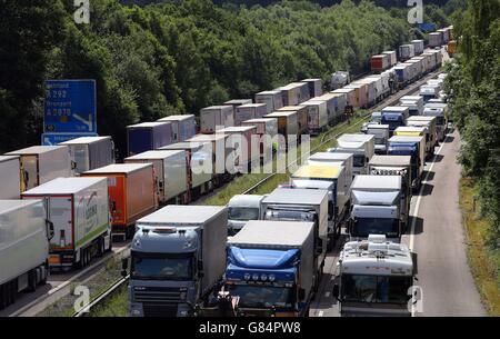 Lastwagen standen im Rahmen der Operation Stack entlang der Nord- und Südstraßen der M20 in Ashford, Kent, nach einem Tod von Migranten beim jüngsten Einfall auf den Kanaltunnel in Calais in Warteschlange. Stockfoto