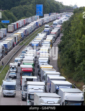 Lastwagen standen im Rahmen der Operation Stack entlang der Nord- und Südstraßen der M20 in Ashford, Kent, nach einem Tod von Migranten beim jüngsten Einfall auf den Kanaltunnel in Calais in Warteschlange. Stockfoto