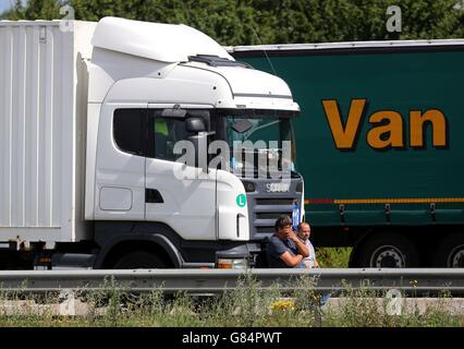 Lastwagen standen im Rahmen der Operation Stack auf der M20 in Ashford, Kent, in der Warteschlange, nachdem bei dem jüngsten Einfall des Kanaltunnels in Calais Migranten ums Leben gekommen waren. Stockfoto