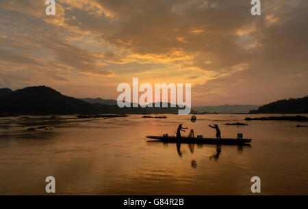 Silhouette von zwei Fischern werfen Netze in Mekong, Thailand Stockfoto