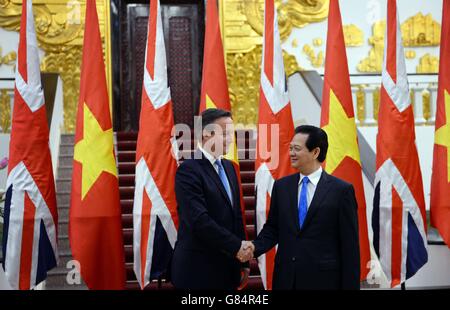 Premierminister David Cameron schüttelt in seinen Büros in Hanoi, Vietnam, seinem vietnamesischen Amtskollegen Nguyen Tan Dung die Hände, als er der erste britische Führer war, der das Land besuchte. Stockfoto