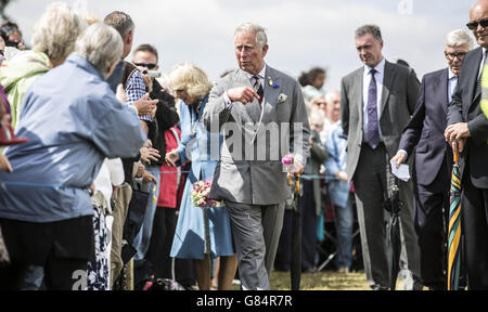 Der Prinz von Wales trifft auf gute Fischer, während er und die Herzogin von Cornwall die jährliche Sandringham Flower Show in Norfolk besuchen. Stockfoto