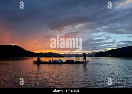 Silhouette von zwei Fischern im Boot auf dem Mekong Fluss, Thailand Stockfoto