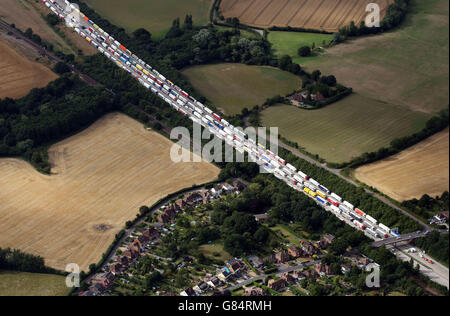 Lastwagen standen im Rahmen der Operation Stack entlang der Nord- und Südstraßen der M20 in Ashford, Kent, nach einem Tod von Migranten beim jüngsten Einfall auf den Kanaltunnel in Calais in Warteschlange. Stockfoto