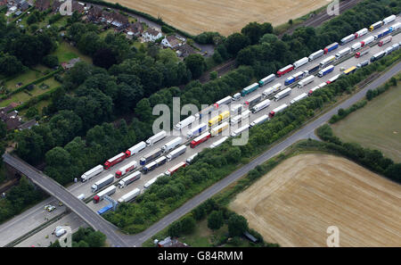 Lastwagen standen im Rahmen der Operation Stack entlang der Nord- und Südstraßen der M20 in Ashford, Kent, nach einem Tod von Migranten beim jüngsten Einfall auf den Kanaltunnel in Calais in Warteschlange. Stockfoto