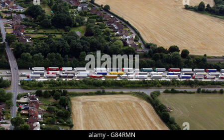 Lastwagen standen im Rahmen der Operation Stack entlang der Nord- und Südstraßen der M20 in Ashford, Kent, nach einem Tod von Migranten beim jüngsten Einfall auf den Kanaltunnel in Calais in Warteschlange. Stockfoto