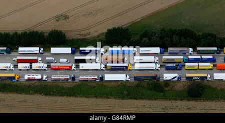 Lastwagen standen im Rahmen der Operation Stack entlang der Nord- und Südstraßen der M20 in Ashford, Kent, nach einem Tod von Migranten beim jüngsten Einfall auf den Kanaltunnel in Calais in Warteschlange. Stockfoto