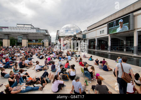 Eine Menschenmenge beobachten Andy Murray im 2015 Wimbledon Semi-Finale auf der großen Leinwand im Millennium Square Bristol Stockfoto
