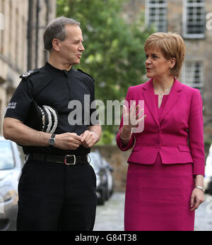 Die erste Ministerin Nicola Sturgeon mit dem schottischen Polizeihauptmann Sir Stephen House in Edinburgh, da die Menschen in ganz Schottland die Polizei fragen können, ob ihr Partner in der Vergangenheit häusliche Misshandlungen erfahren hat, wobei das Clare-Gesetz im ganzen Land eingeführt werden soll. Stockfoto