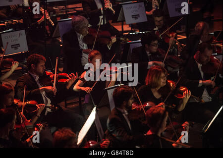 Mitglieder des Orchesters der Welsh National Opera, die während der Classic FM Live-Veranstaltung am 30. Juni 2015 im Wales Millennium Centre in Cardiff, Großbritannien, live auf der Bühne auftreten Stockfoto